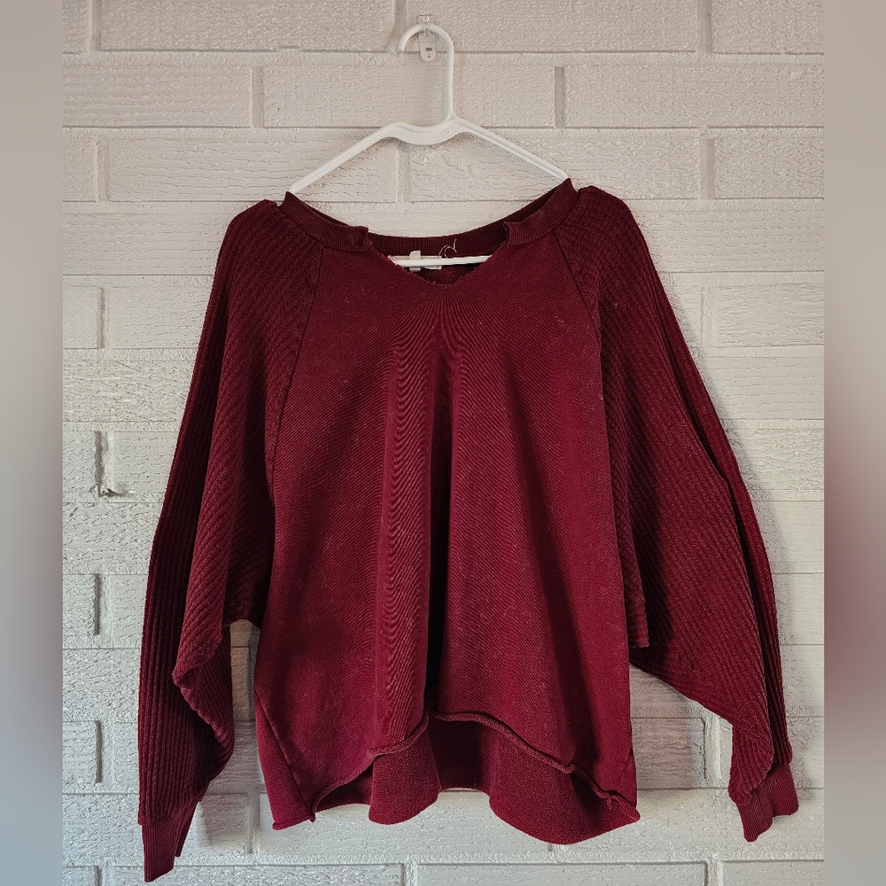 Loose V-Cut Shirt.                                     Color: Burgundy
